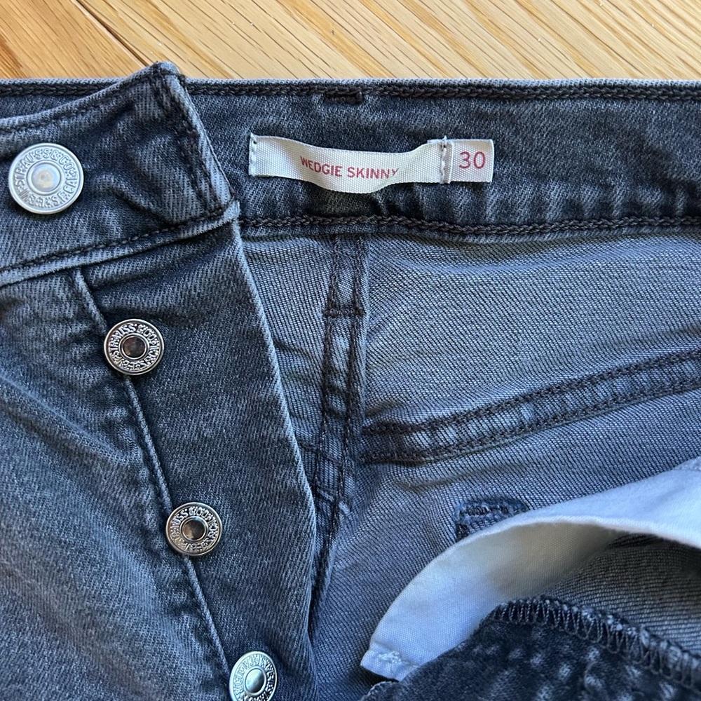 ***SOLD***
Women’s Levi Jeans Bundle - Picture 8 of 9